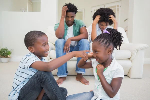 Gefrustreerd ouders kijken naar hun kinderen vechten — Stockfoto