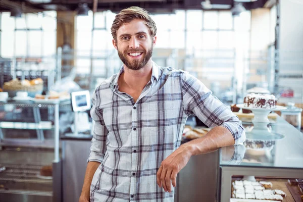 Camarero egoísta sonriendo — Foto de Stock