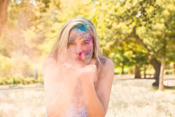 Mladá žena se baví s práškovou barvou — Stock fotografie