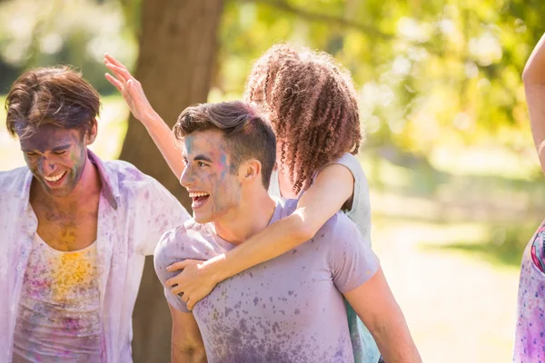 Jeunes amis s'amuser avec de la peinture en poudre — Photo