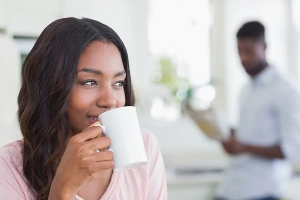 Vacker kvinna med fika — Stockfoto