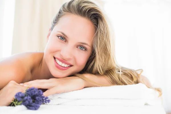 Rubia acostada sobre mesa de masaje con lavanda —  Fotos de Stock