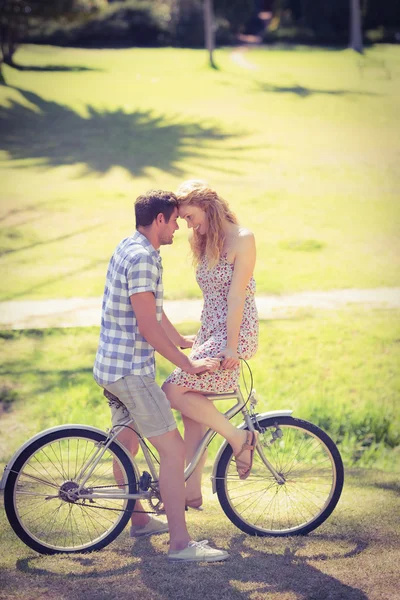 Leuk paar op een fietstocht — Stockfoto