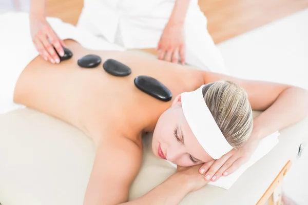 Bionda godendo di un massaggio con pietre calde — Foto Stock