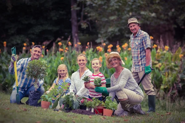 Jardinería familiar feliz — Foto de Stock