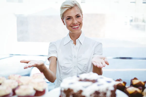 Gelukkige mooie vrouw — Stockfoto