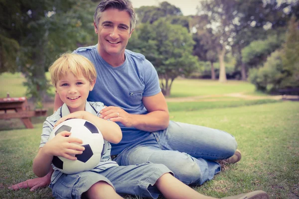 Pai feliz com seu filho no parque — Fotografia de Stock