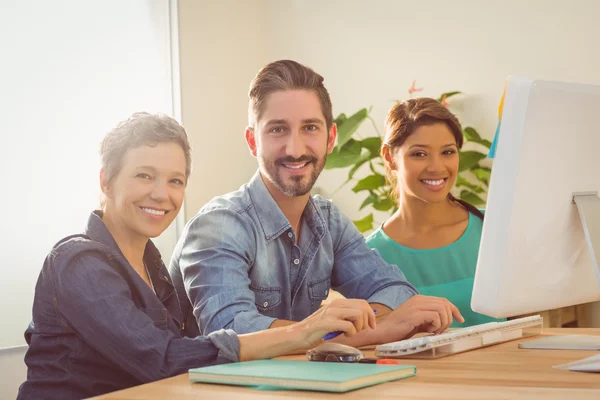 Colleghi che usano il computer portatile in ufficio — Foto Stock