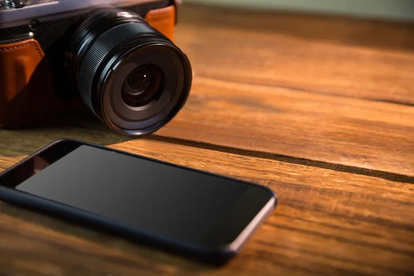 Eine schöne braun modische Kamera neben dem Smartphone — Stockfoto