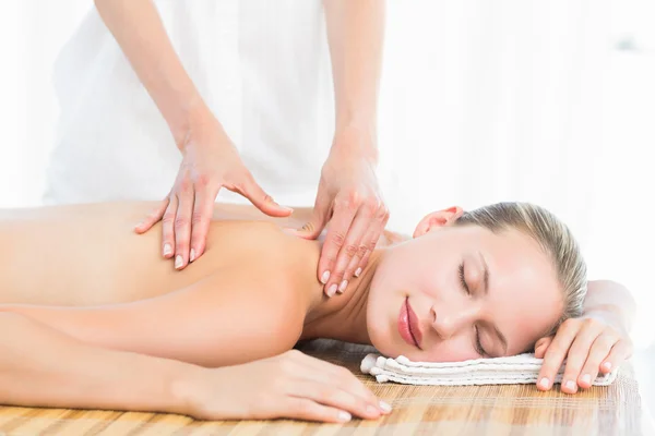 Loira desfrutando de uma massagem — Fotografia de Stock