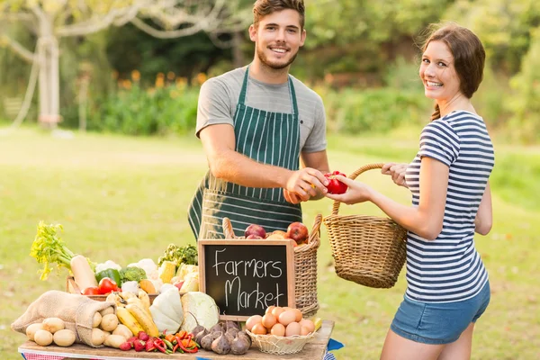 Brunett köpa paprika på jordbrukarna marknaden — Stockfoto