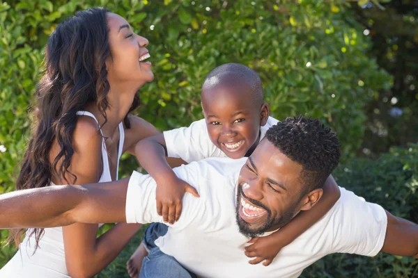 Glückliche Familie verbringt Zeit miteinander — Stockfoto