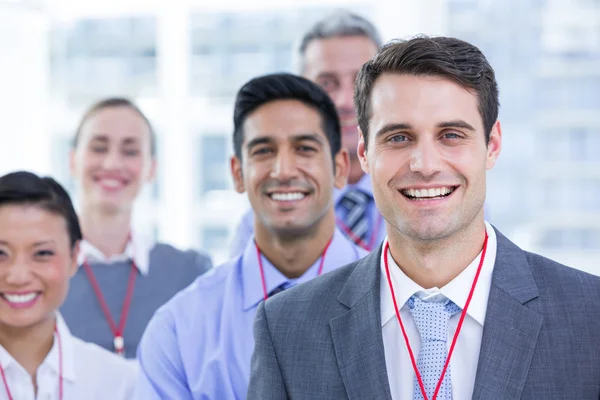 Colleghi di lavoro sorridenti alla macchina fotografica — Foto Stock