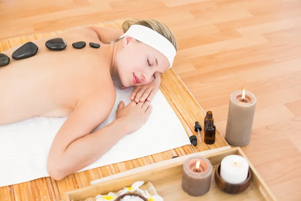 Blonde genieten van een hot stone-massage — Stockfoto