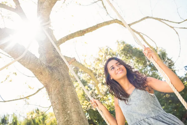 Güzel esmer parkta sallanan — Stok fotoğraf