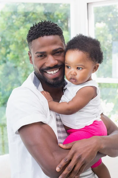 Vader met babymeisje op Bank — Stockfoto