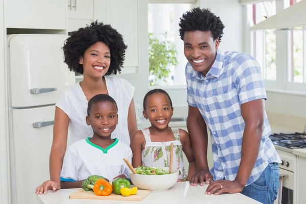 Família feliz preparando legumes juntos — Fotografia de Stock