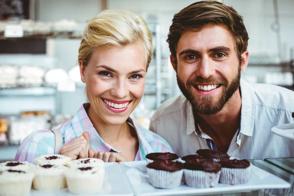 Linda pareja en una cita mirando a la cámara — Foto de Stock