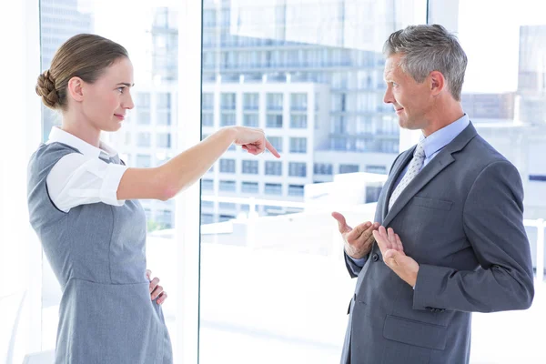 Affärskvinna pekar hennes kollega — Stockfoto