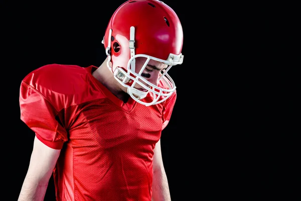 Un giocatore di calcio che prende il suo casco sulla testa — Foto Stock