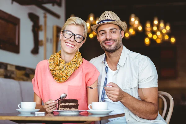 Casal em um encontro comer um pedaço de bolo — Fotografia de Stock