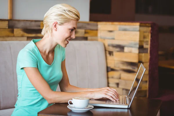 Glücklich hübsche Blondine mit Computer — Stockfoto