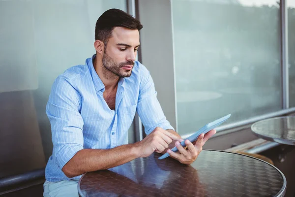 Aufmerksamer Geschäftsmann mit Tablet — Stockfoto