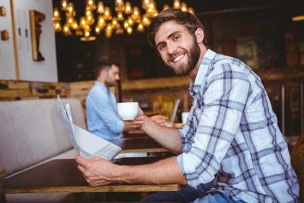 Ung man läser en tidning — Stockfoto