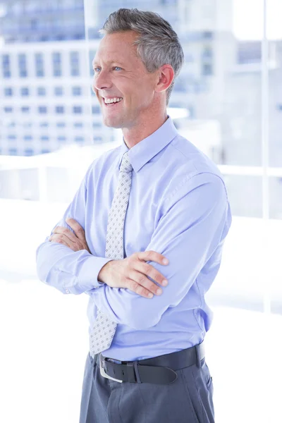 Homme d'affaires souriant dans le bureau — Photo