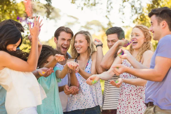 Amigos divirtiéndose con pintura en polvo — Foto de Stock