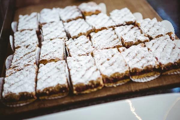 Närbild på korg med färska bakverk — Stockfoto