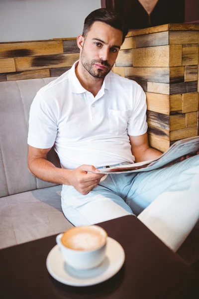 Joven leyendo un periódico — Foto de Stock