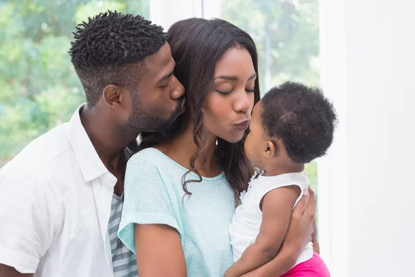 Glückliche Eltern mit Baby-Mädchen — Stockfoto