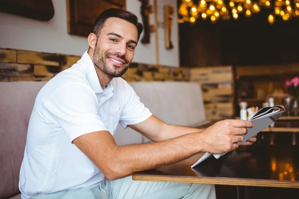 Joven leyendo un periódico —  Fotos de Stock