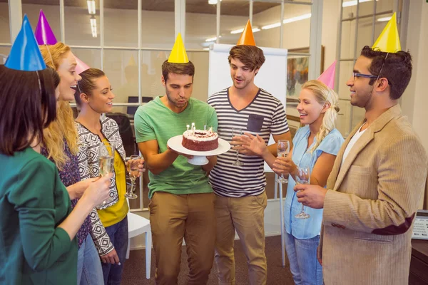 Biznesmen dmuchanie świeczki na jej urodziny tort — Zdjęcie stockowe