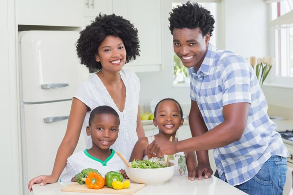 Familia feliz preparando verduras juntos — Foto de Stock