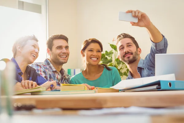 Groep van collega's die een selfie — Stockfoto