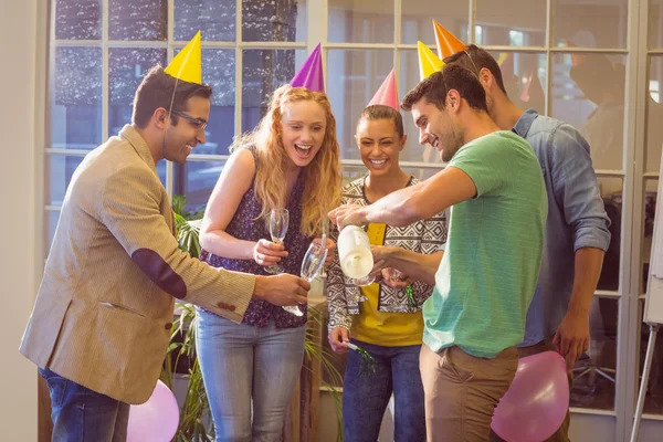 Uomini d'affari che festeggiano un compleanno — Foto Stock