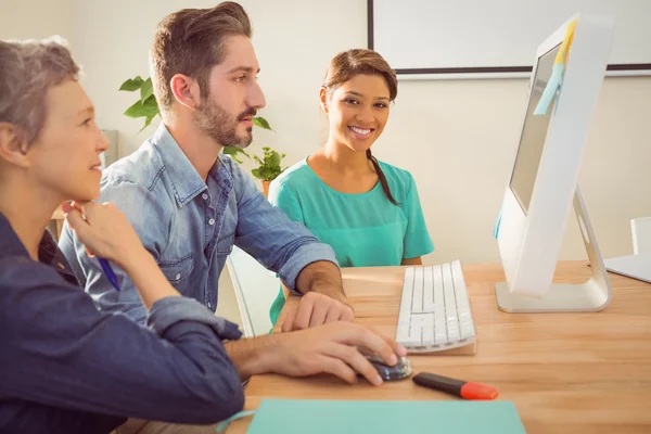 Colleagues using laptop at office — Stock Photo, Image