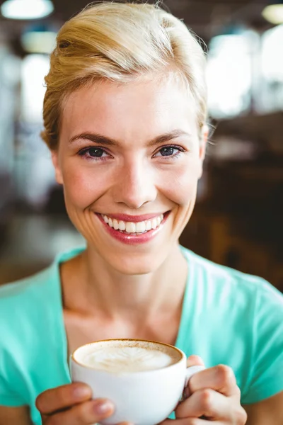 Jolie blonde tenant une tasse de café — Photo