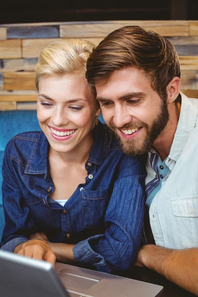 Pareja en la fecha viendo fotos en el ordenador portátil —  Fotos de Stock