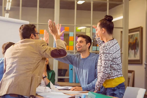 Junge Kollegen im Büro im Gespräch — Stockfoto