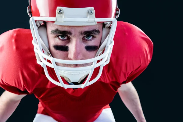 Jogador de futebol americano sério levando seu capacete — Fotografia de Stock