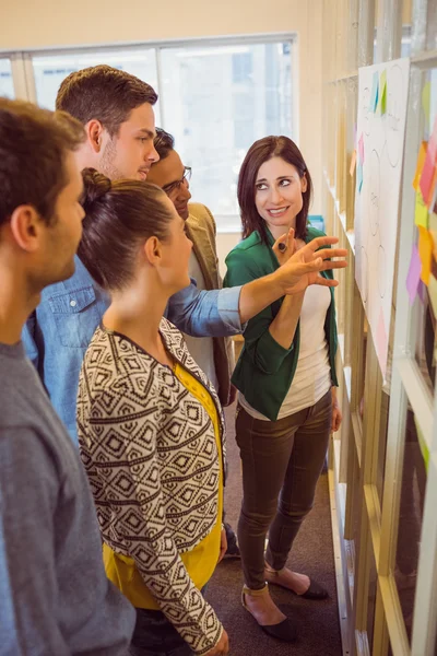 Glückliches Geschäftsteam bei einem Meeting — Stockfoto