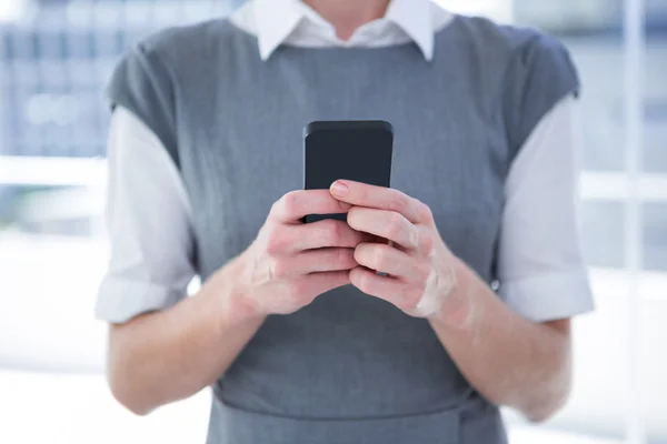 Personas que envían mensajes de texto con teléfono móvil —  Fotos de Stock