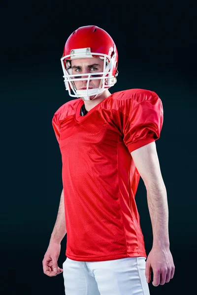 Jugador de fútbol americano tomando su casco — Foto de Stock