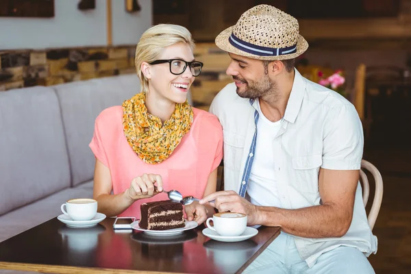 Pareja en la cita comiendo un pedazo de pastel —  Fotos de Stock