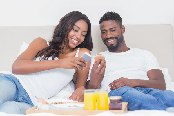 Pareja relajada desayunando juntos en la cama —  Fotos de Stock