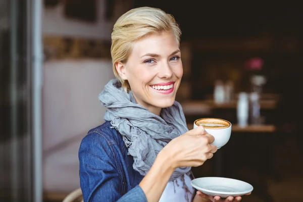 Blondynka cieszyć się filiżanką cappuccino — Zdjęcie stockowe