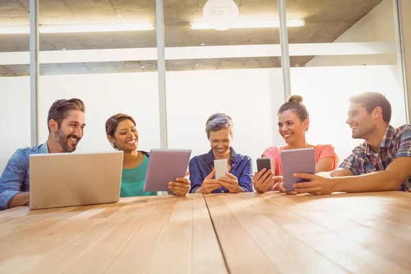 Kreative Kollegen mit Laptop und digitalem Tablet — Stockfoto